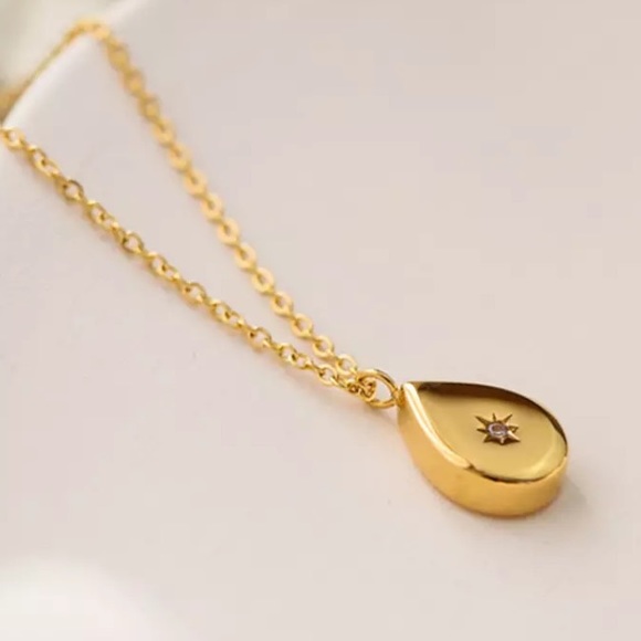 💧Insta 18K gold teardrop 🌟 star necklace - Picture 8 of 11